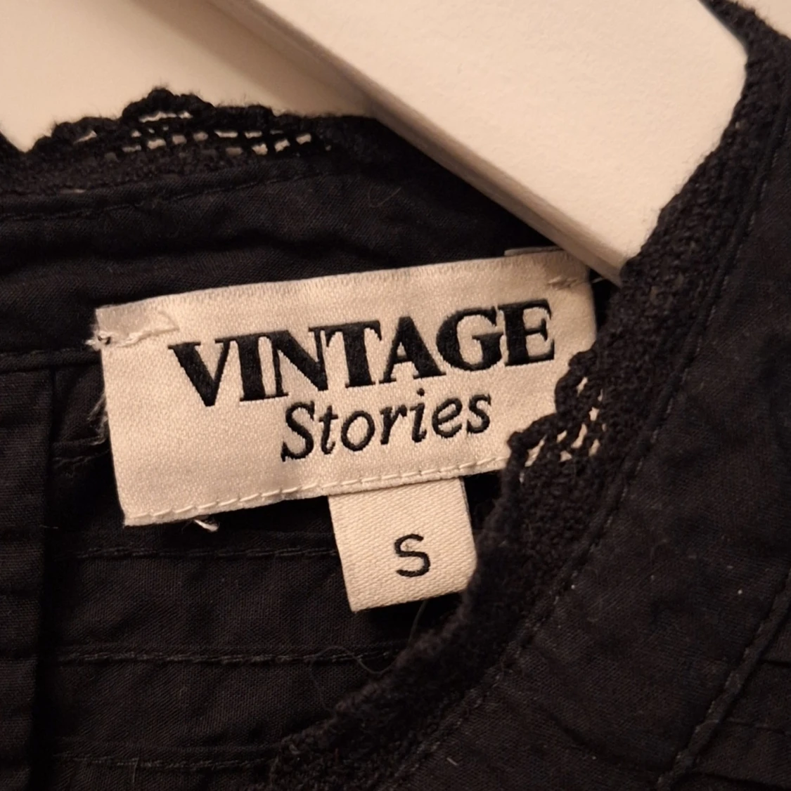 Svart blus med spets från Vintage Stories - 1