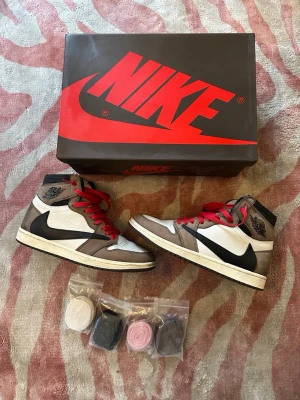  Travis Scott skor   -  Ett par Travis skott skor som jag använda några gånger jag skulle säga att de är bra skick gränsen till väldigt bra skick. De kommer med alla Olika Snören storlek 41