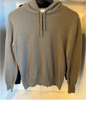 Olivgrön Kashmir tröja  - Säljer en stilren Kashmir tröja från sayless. I storlek XS, den har inga hål eller defekter! Den ser lite grå/beige ut på bild med den är olivgrön irl. 