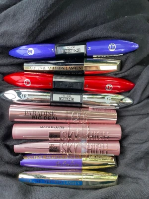 Mix av mascaror från L'Oréal och Maybelline - Säljer ett gäng olika mascaror från L'Oréal och Maybelline. Färgerna på hylsorna är blandade: blå, röd, silver, guld och rosa. Inkluderar populära serier som Volume Million Lashes, Paradise Big Deal och Sky High. Perfekt för dig som vill testa olika volym- och längdmascaror.