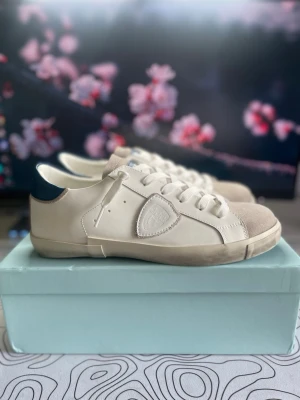 Philippe Model skor - Säljer dessa riktigt snygga vita sneakers i storlek 43! ⭐️Perfekta nu till sommaren! ⛱️Köpta från Vinted och säljer dem då dem var lite för små! ⚜️Hör av er ifall ni har några frågor!
