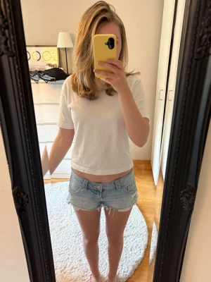 Ljusblå jeansshorts  - Säljer ett par ljusblå jeansshorts från Gina tricot young 14+. Shortsen har snygga fickor och är perfekta till sommaren. Shortsen är i storlek M men skulle säga att dom är i storlek 36