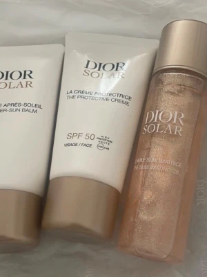 Dior Solar hudvårdsset - Lyxigt hudvårdsset från Dior Solar med solskyddskräm SPF 50 för ansiktet, after-sun balm och en skimrande olja. Produkterna har vita och guldiga förpackningar och ger både skydd och glow till huden. Perfekt för dig som vill ha exklusiv hudvård med solkänsla.
