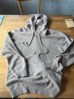 Hoodie Cashmir - Tjena, säljer nu min stilrena cashmir hoodie så jag helt enkelt inte använder den lika ofta längre. Den är otroligt skön och stilren. Inga defekter alls