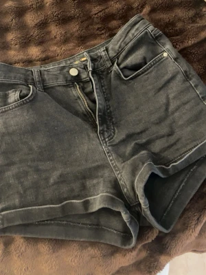 Shorts  - Högmidhade shorts från bikbok, nästan aldrig använda