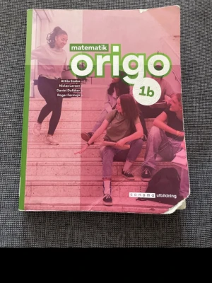 Matematik Origo 1b kursbok - Matematik Origo 1b, passat perfekt om söker efter kunskap! Boken är liten sliten men ingen bekymmer!