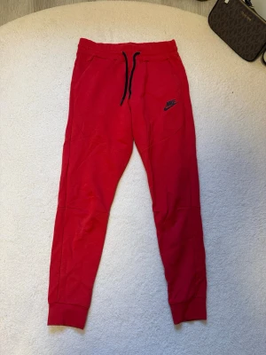 Röda mjukisbyxor från Nike - Passar både tjejer och killar