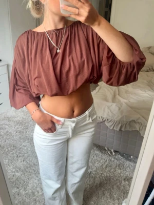 Populär topp från H&M - Säljer denna populära slutsålda topp från H&M.  Har du någon fråga är det bara att höra av dig💕
