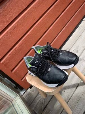 Svarta golfskor - Puma  - Säljer ett par svarta golfskor från Puma i jätte bra skick. Använda 2 gånger med synligt smutts, men ingen täcken på användning på själva skon. Nypris - 1200kr