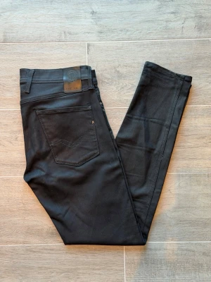 Replay Anbass Jeans - Säljer dessa urläckra jeans från Replay. Modellen är Anbass Hyperflex och storleken 32. Jeansen har en super fin blå färg. Värt att nämna en minimal vit prick vid ena benets slut. Annars är skicket toppen, inga defekter finns. 