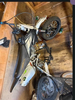 Säljer fiddy 125 bud - Jag är sugen på att sälja min fiddy men vill få lite intressekoll, det finns en motor men det är något fel som gör att den inte startar, man får med en reservmotor.