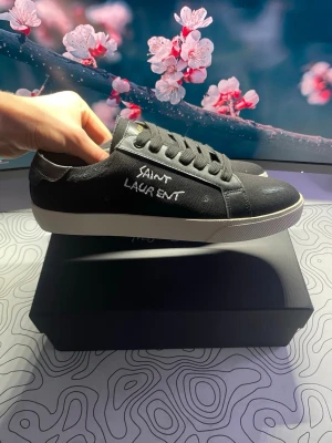 Saint Laurent skor - Säljer dessa riktigt snygga svarta Saint Laurent skor med slitningar i mycket fint skick! Skorna har en svart färg och är i storlek 43! Perfekta nu till sommaren! ⛱️Hör av er ifall ni har några frågor eller liknande! ⭐️