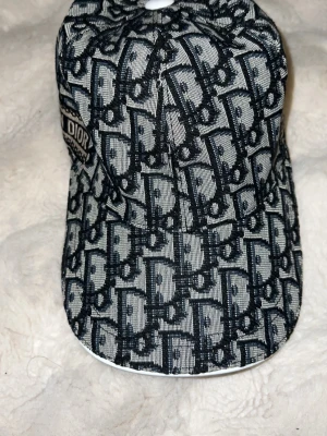 Christian Dior keps monogram - Snygg keps av märket Christian Dior i helt nyskick med tags fortfarande på. Det som ni ser är det ni får! Inga defekter eller skador