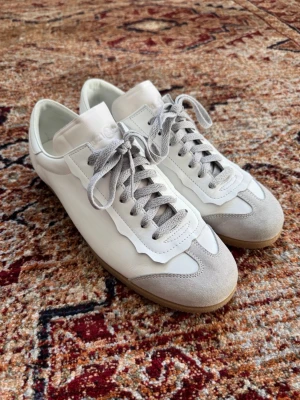Maison Margiela featherlight - Vita Maison Margiela featherlight i storlek 43 väldigt bra skick eftersom dom inte passar mig så har bara använt dom ungefär 10 gånger (har bytt skosnören)