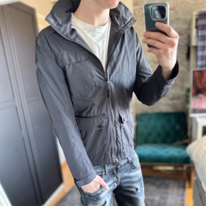 Vindjacka - Mycket bra skick, inga defekter! Passar dig som är mellan 170-180cm ungefär. Modellen är 185 cm, 75kg. Passar bra nu till våren! Skriv för mer information!🤝