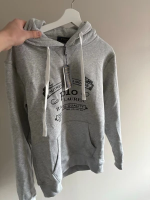 Ralph Lauren hoodie  - Helt ny Ralph Lauren hoodie med tags kvar. Perfekt inför alla tillfällen. Storlek M, hör av er vid eventuella funderingar!