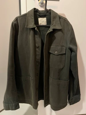 Mörkgrön overshirt från A Day's March - Stilren mörkgrön overshirt från A Day's March i kraftigt bomullstyg. Storlek S