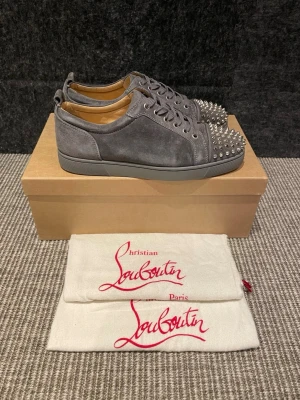 Christian Louboutin skor  - Hej, säljer nu dessa svin snygga Loubs skor. Skorna är i extremt bra skick!  Begränsat antal boxar och dustbag. Hör av dig vid frågor. 
