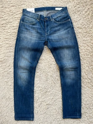 Blå Dondup George jeans, storlek 32 - Blå tvättade Dondup George jeans med riktigt schyssta fades Storlek 32 Liten fläck på vänster ben men inget som märks (går säkert bort i tvätten dessutom), annars nyskick Hör av er vid frågor och vid förhandling!🤩