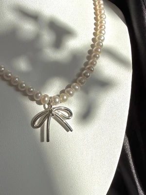 Handgjort Pärlhalsband med Rosett - Handgjort pärlhalsband med handgjord S925 silver rosett berlock 🎀✨Vattentålig och allergivänlig🫶🏼