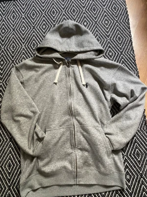 Ralph Lauren hoodie - Ralph Lauren hoodie med zip. Storlek L men passar mer som M. En liten missfärgning längs ner som visas på sista bilden men den är väldigt diskret och syns inte så mycket. 