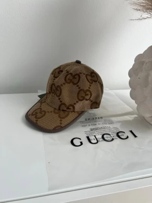 Designer keps - Hej, säljer min snygga designer keps, kepsen är helt oanvänd och passar alla former av evenemang och tillfällen. Fraktar idag!