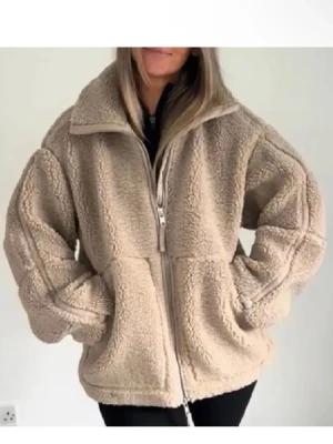 Beige teddyjacka H&M - Säljer H&M’s fina och mysiga Teddy jacka i beige färg med dragkedja och hög krage. Jackan har en avslappnad passform och stora fickor framtill, perfekt för kyliga dagar. Jackan är använd fåtal gånger, alltså väldigt bra skick. Pris kan diskuteras vid snabb affär🩷🩷