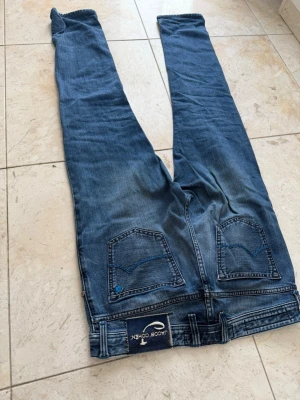 Jacob choen jeans  - Tja säljer dessa asfeta cohen jeans i storlek 33 men sitter som 32, passformen är slim fit sitter som dondup George modellen ungefär jätte fin tvätt och limiterade jeans då de är limited edition, hör av dig vid några funderingar 