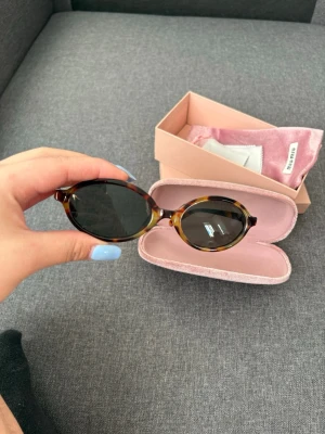 Ovala solglasögon från Miu Miu - Snygga ovala solglasögon 