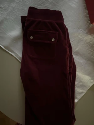 Vinröda Juicy - Strl Xs, vinröda, jättefint skick ifrån Juicy couture 