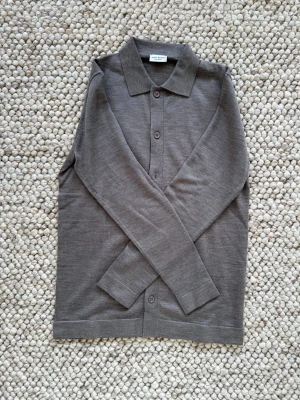 John Henric tröja  - Säljer nu min johe Henric tröja eftersom den inte kommer till användning. Den är i merinoull och iprincip helt ny. Storlek S och sitter väldigt skönt. Hör av er vid frågor📩