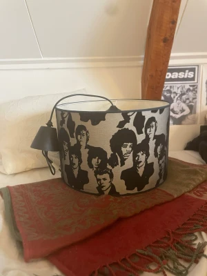 Lampskärm med rockikoner - SKICKA GÄRNA PRISFÖRSLAG!!! Jätte häftig lampskärm med olika rockikoner på! Säljer den eftersom jag inte har någon plats för den. 🦇💕