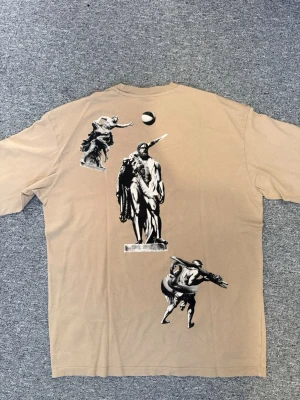 Beige t-shirt med statytryck - Cool beige t-shirt med unika tryck av klassiska statyer och konstmotiv både på ryggen och bröstet. Hör av dig vid funderingar och behov av fler bilder!🤗