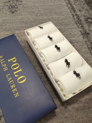 Vita strumpor från Polo Ralph Lauren - Säljer ett set med vita strumpor från Polo Ralph Lauren. 5 pack, oanvända.