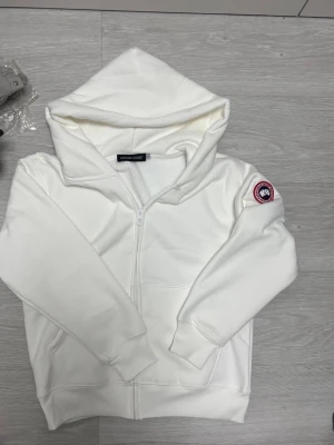 Canada goose kofta - Canada goose tröja/kofta, helt ny och oanvänd. Skriv vid funderingar!