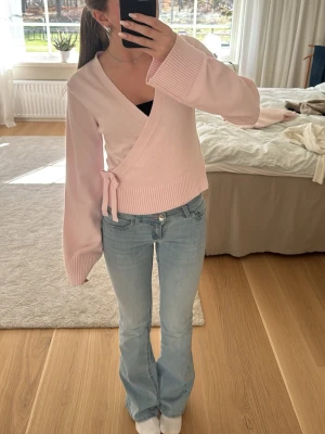 Ljusrosa omlottstickad tröja - Jättesöt stickad omlott tröja. Tröjan är från Gina tricot men den är köpt på KidsBrandStore. Aldrig använd. Har ingen prislapp kvar.