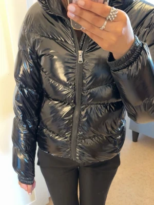 Colmar jacka - Säljer nu min vinterjacka då jag vill ha något annan till nästa vinter! Köptes från kidsbrandstore för cirka 4tusen. En liten defekt är att på ”Colmar märket längst ner på ryggen så har själva ”C”et försvunnit. (dock inte alls märkbart) Pris går att diskutera! Finns kvar tills markerat såld.💌
