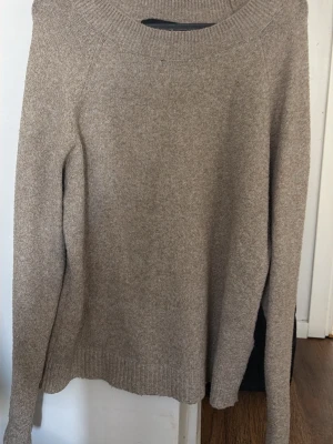 Beige stickad tröja från Vero Moda  - Har ett litet hål men det märk inte 