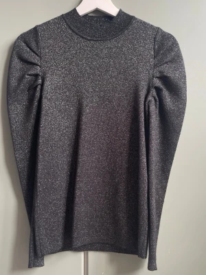 Glittrig tröja - Passar bra för fest💕 pris kan diskuteras