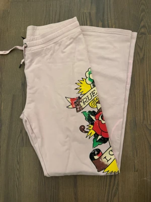 Ed Hardy Yoga pants! - Snygga Ed Hardy yoga byxor köpta från Vinted. Flare/Bootcut. Finns inga skador etc.     PRIS KAN DISKUTERAS!!