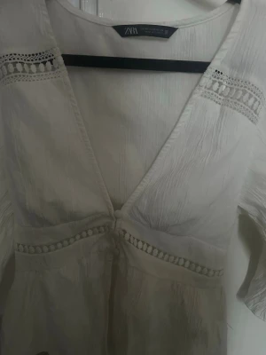 En jättefin blus från Zara i storlek xs  - Jag säljer en vit blus från Zara som är i mycket bra skick och den är verkligen jättefin. Jag säljer den för att den var alldeles för liten för mig.