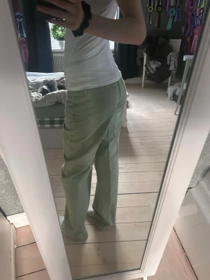 Gröna jeans - Coola gröna jeans från lager ,med en straight/lite baggy passform. Lätt att styla med tex en vit topp. Knappt använda så väldigt fint skick! Skriv om du har frågor🫶