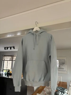 Hoodie ljus blå - Säljer nu min hoodie då den blivit för liten. Storlek s