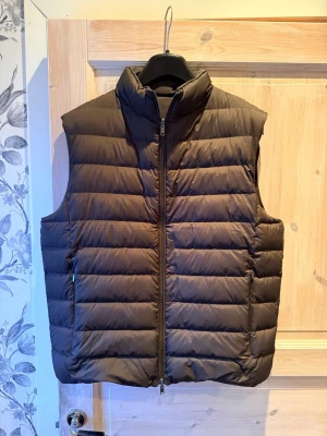 Massimo Dutti reversible väst - Tja, säljer min väst som är ifrån Massimo dutti. Västen är köpt ny för ungefär 6 månader sen men har används väldigt sparsamt, västen är i storlek M och är reversible vilket innebär att man kan bära den ut o in. Nypris ligger på 1200kr men säljer för 799kr. Hör av dig om du har någon fråga eller fundering.