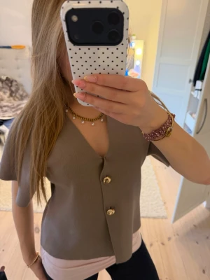 missäy stickad✨ - otroligt snygg tröja som passar alla tillfällen!💖 perfekt inför sommaren men även inför alla tillfällen✨