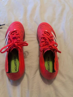 Adidas Predator fotbollsskor röd  - Säljer ett par grymma Adidas Predator fotbollsskor som jag köpte för 1200kr,Jag använde de minst 2 gånger innan min knäskada 