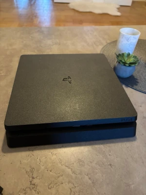 Ps4 med strömkabel och hdmi kabel (pris kan diskuteras) - Säljer mitt ps4 för jag knappt har använt den, den fungerar som sprillans ny inga fel med den köpte för någon månad sedan. Pris kan diskuteras
