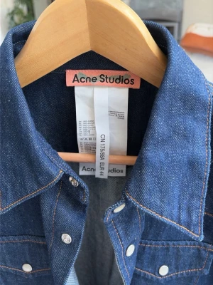  jeansjacka från Acne Studios - Snygg mörkblå jeansjacka från Acne Studios. Köptes på Acne Studios lagerdropp i Stockholm! Nypris ca 6800. Pris kan diskuteras!!