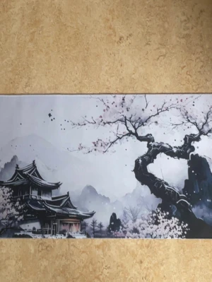 Stor musmatta med japanskt motiv - Helt ny aldrig använt den Säljer en stor musmatta med ett snyggt japanskt landskapsmotiv i svart, vitt och rosa. Motivet visar ett körsbärsträd och traditionella byggnader. Ovansidan är av tyg med tryck och undersidan är svart och halkfri. Perfekt för gaming eller skrivbordet. Tror att det är runt 100cm