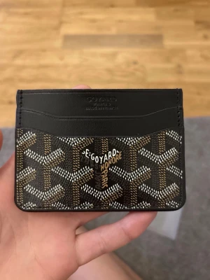 Gooyard Plånbok - Säljer denna plånbok i bästa kvalitet helt ny,finns i olika färger.bara skriva om ni undrar eller vill ha mer information eller bilder.Skickar med en gåva vid köp🙏